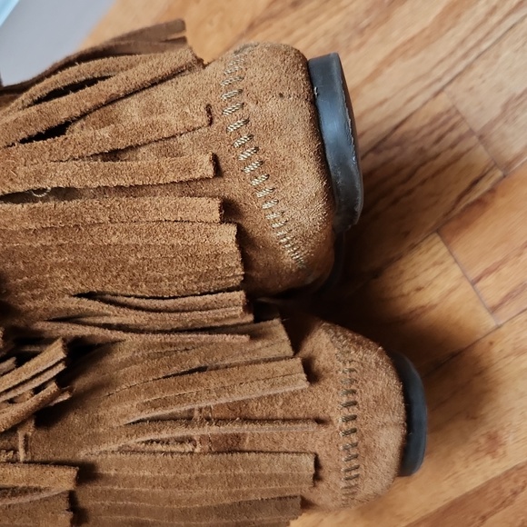 Minnetonka 3-Layer Fringe Boots - Picture 11 of 17